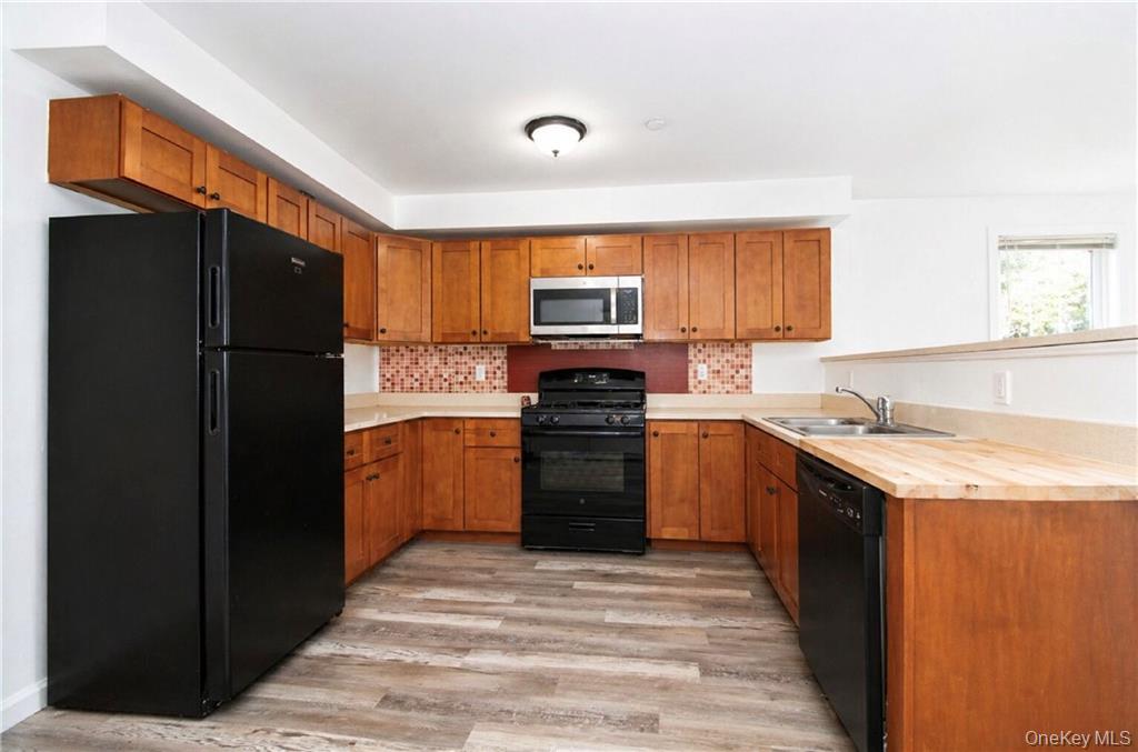 3173 Shore Parkway Property Photo 24