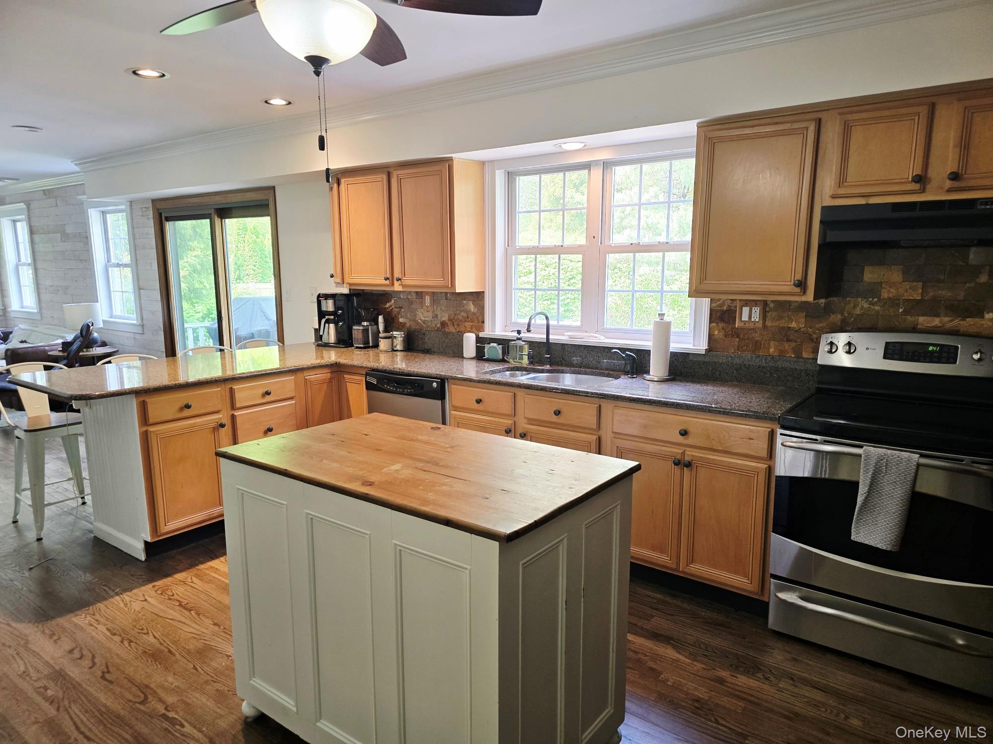 64 Beachfern Road Property Photo 3