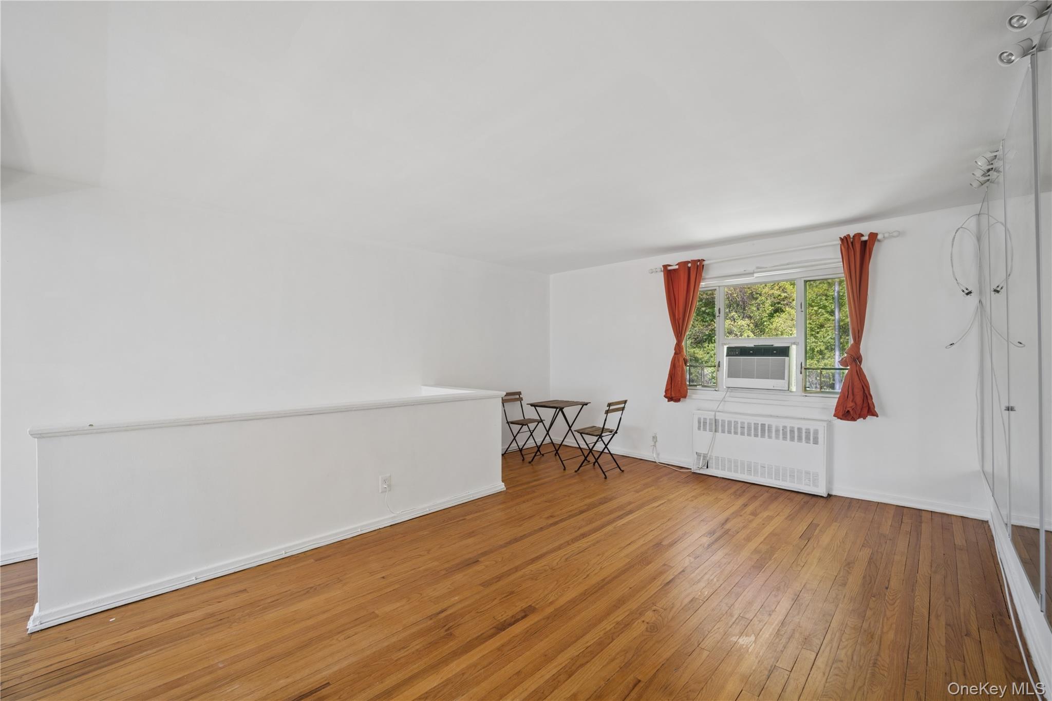 228-14 Stronghurst Avenue Upper Property Photo 5