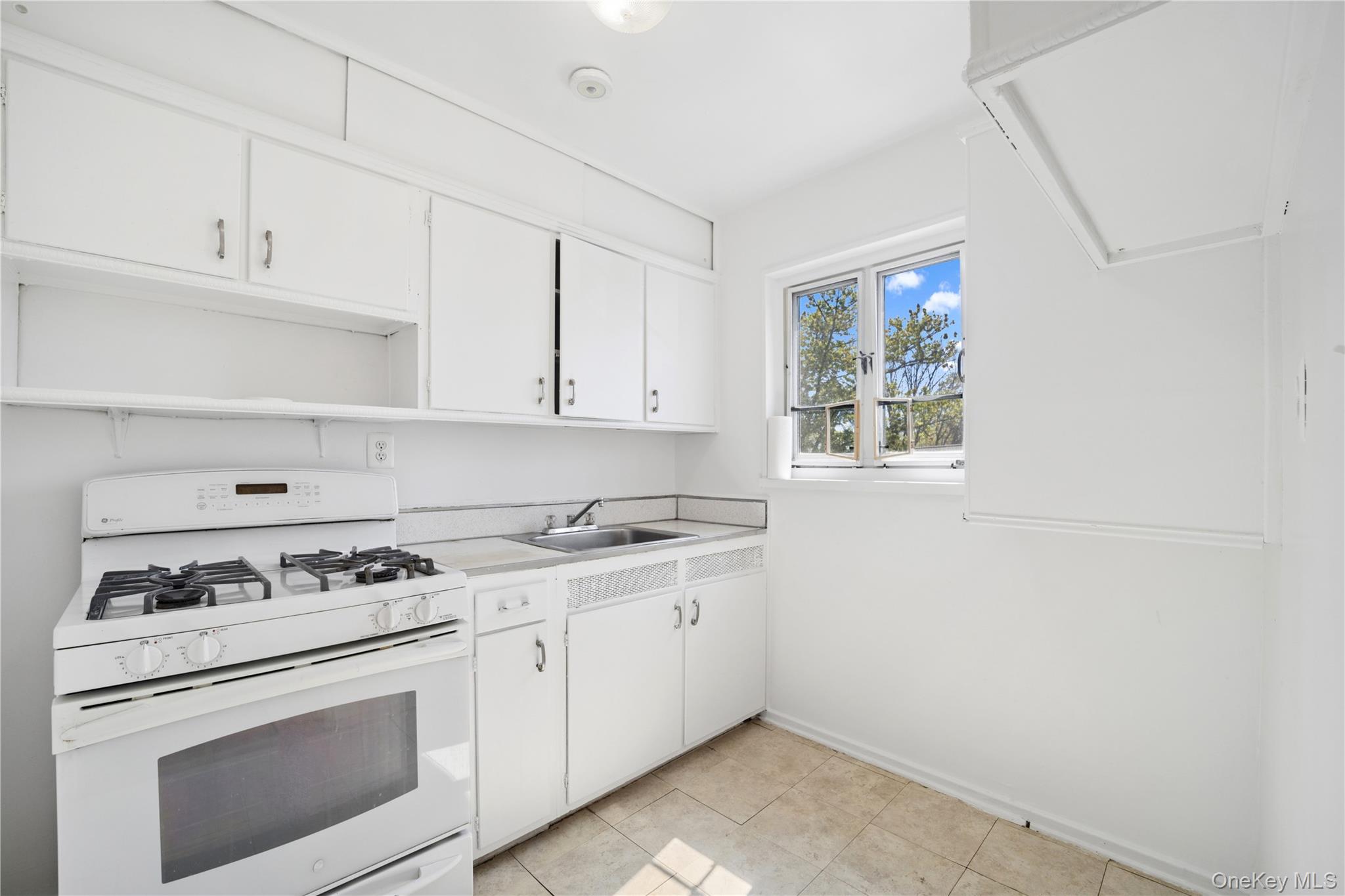 228-14 Stronghurst Avenue Upper Property Photo 8