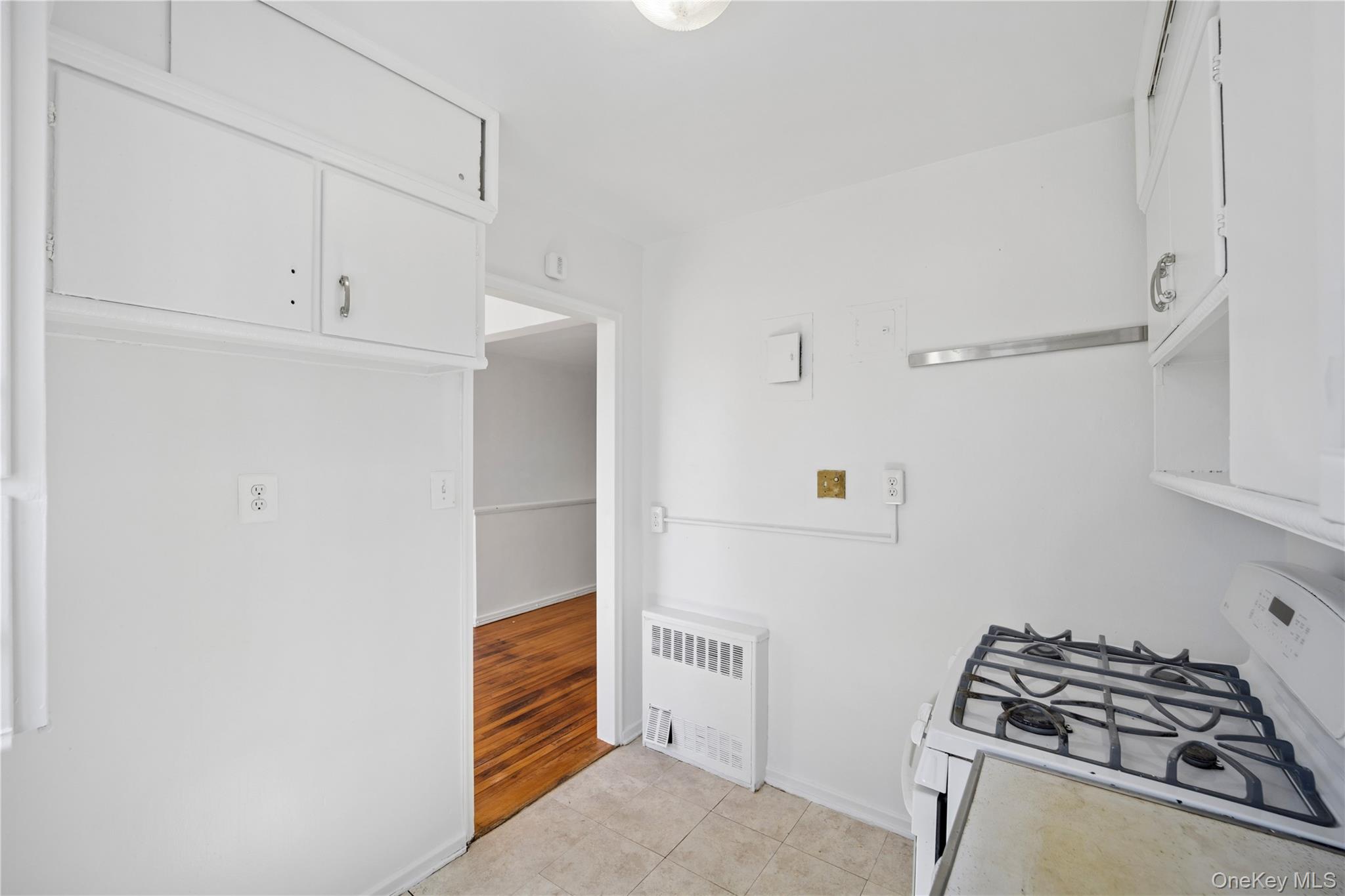 228-14 Stronghurst Avenue Upper Property Photo 9