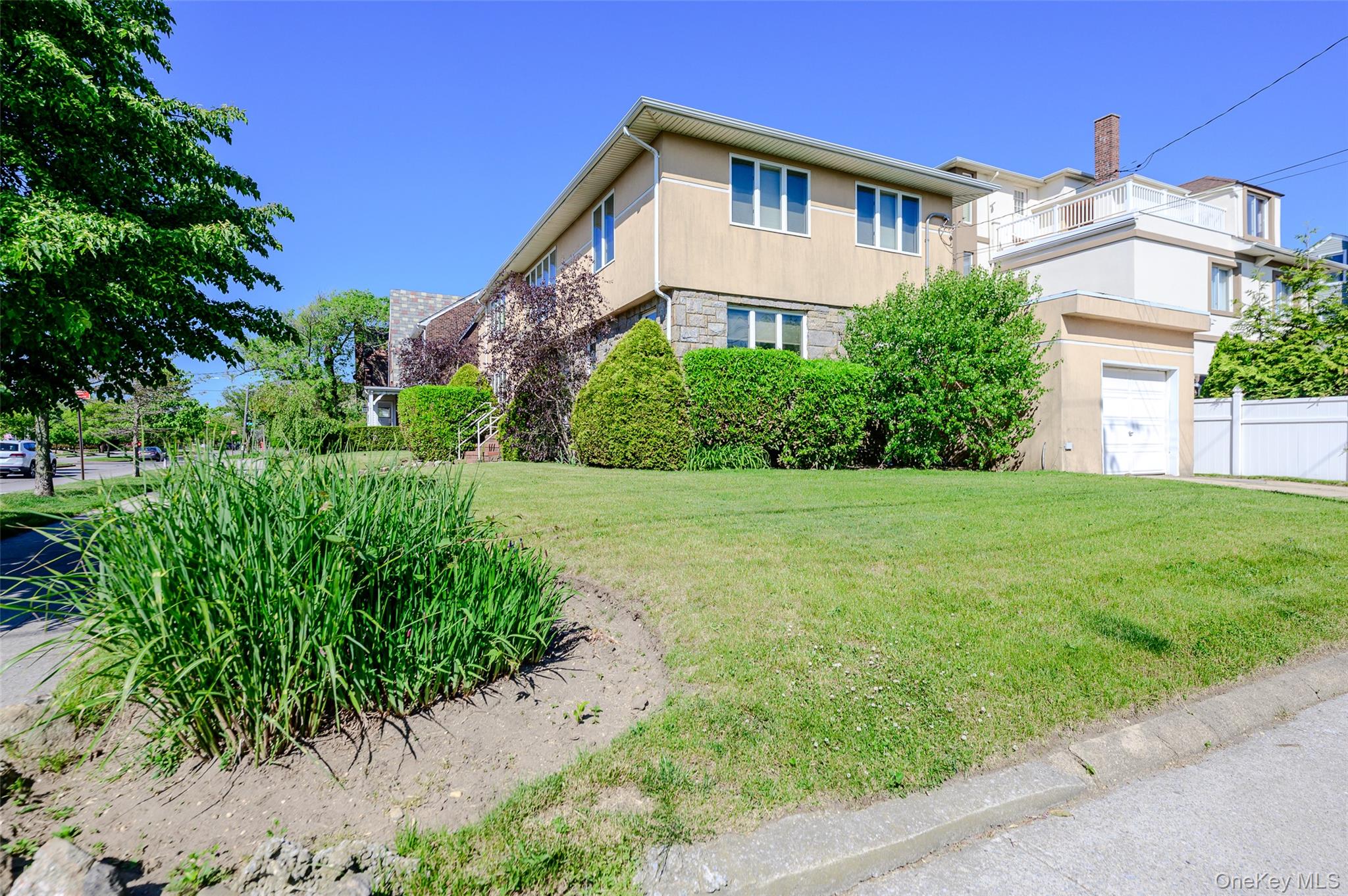 13802 Rockaway Beach Boulevard Property Photo 3