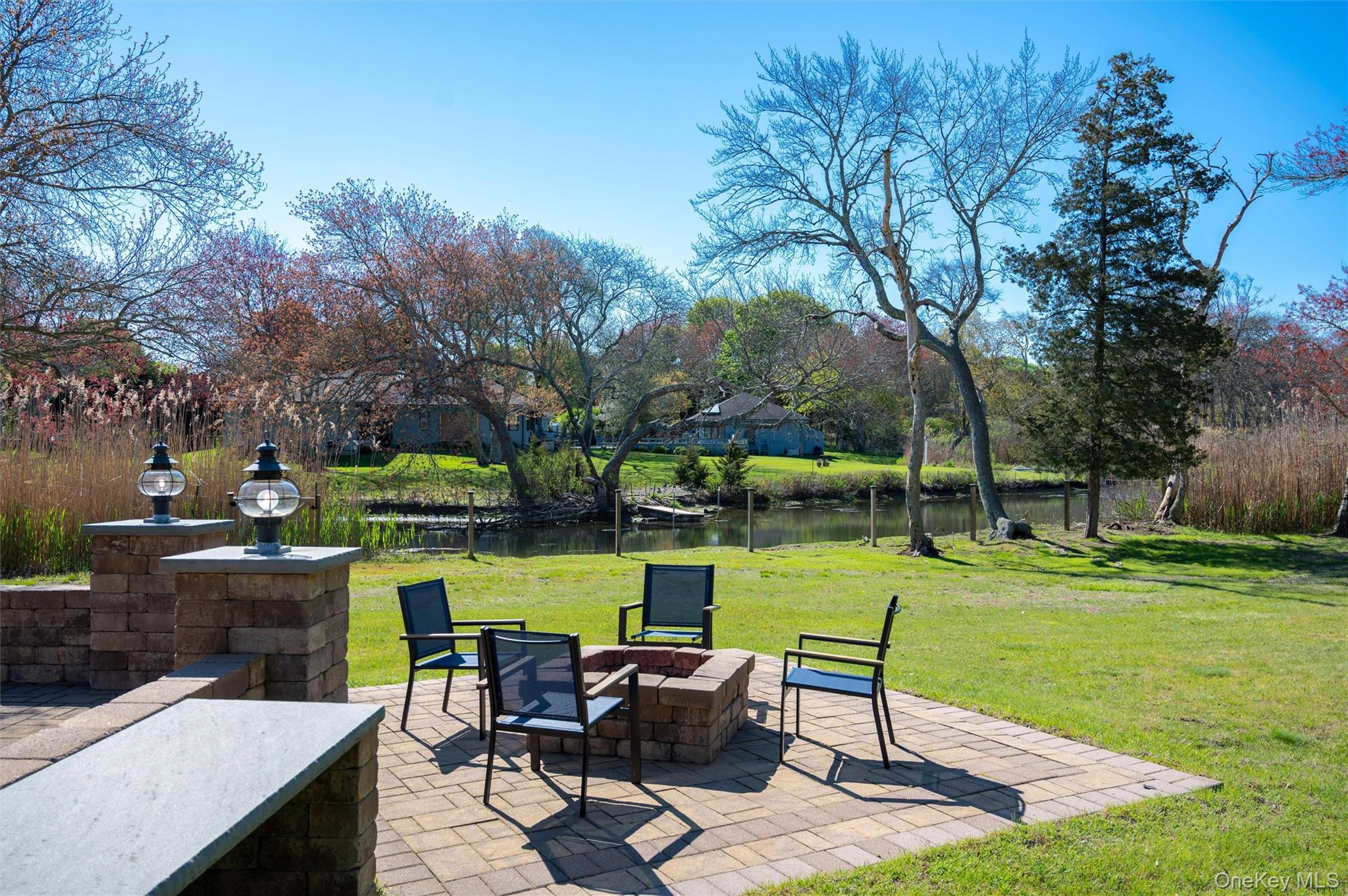 111 S Country Road Property Photo 5