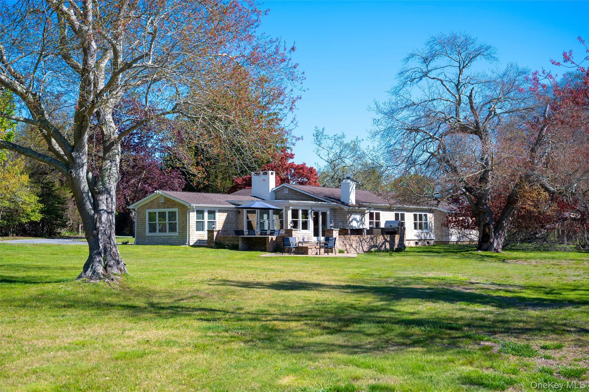 111 S Country Road Property Photo 24