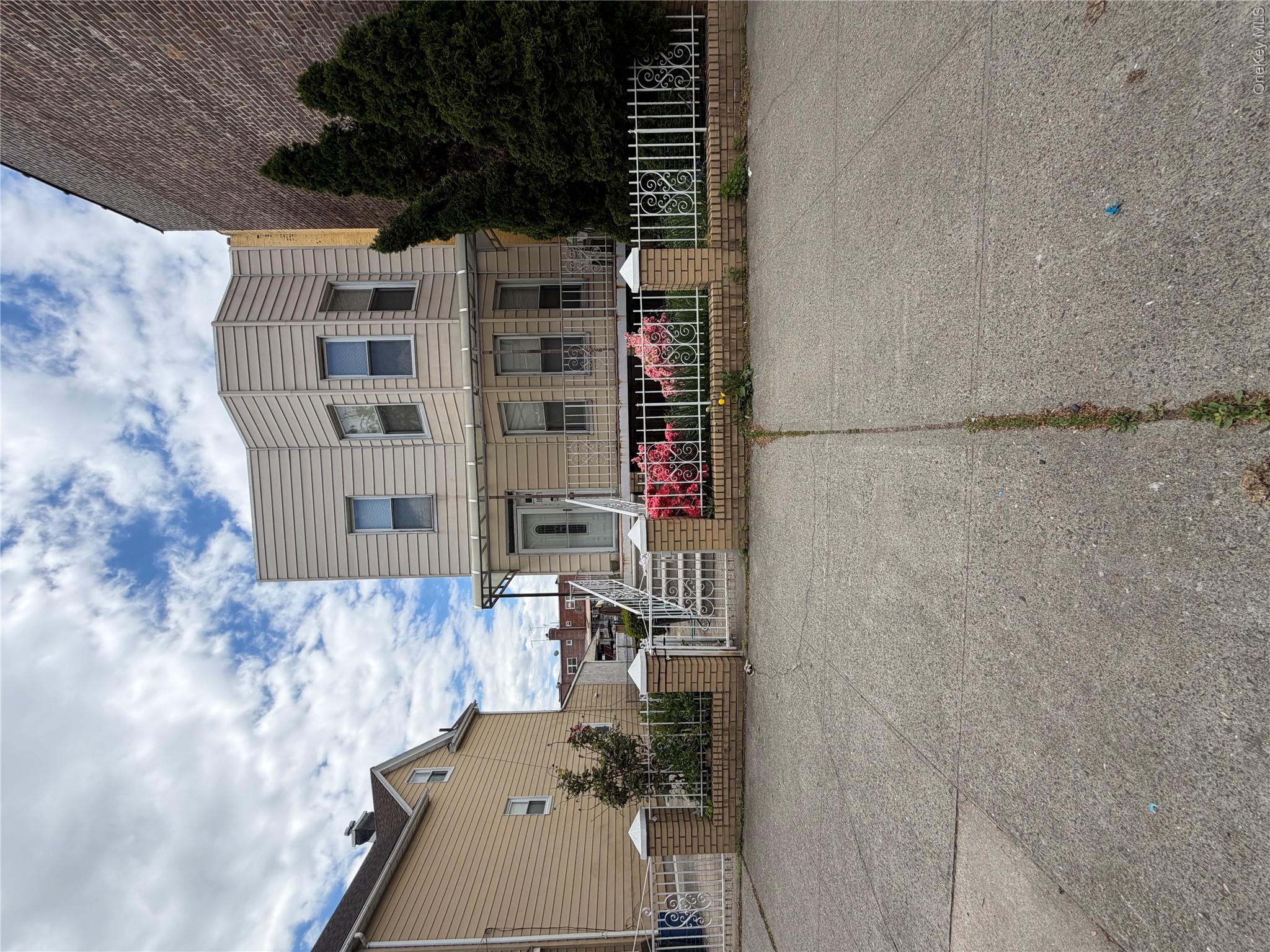 1871 Matthews Avenue Property Photo 1