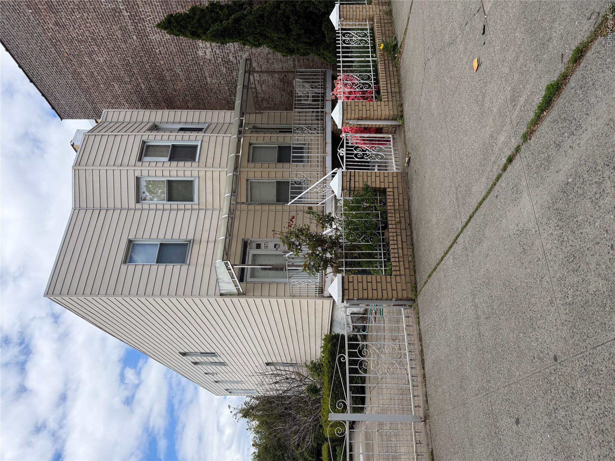 1871 Matthews Avenue Property Photo 2