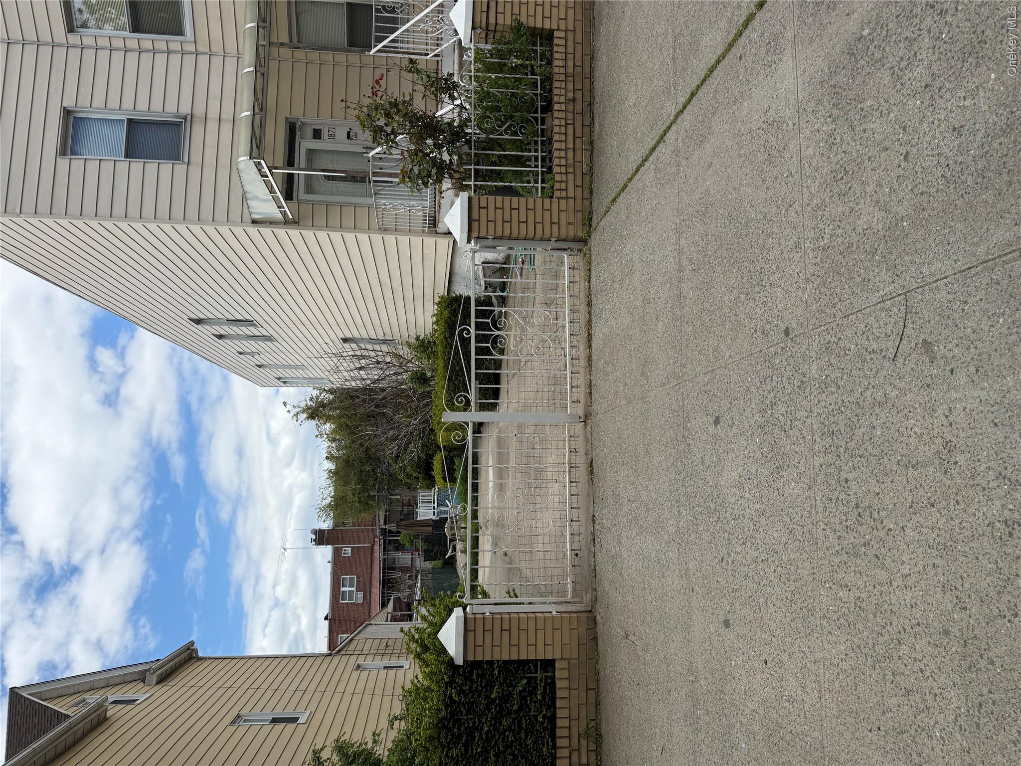1871 Matthews Avenue Property Photo 3
