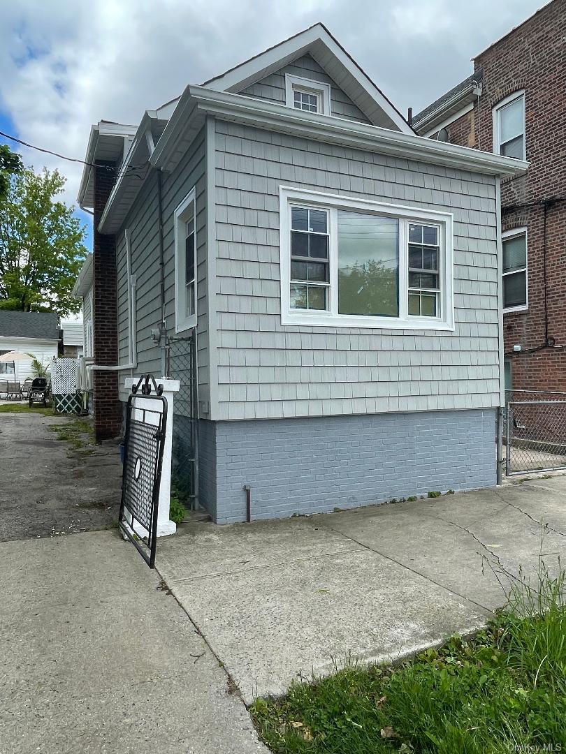 839 Clarence Avenue Property Photo 2