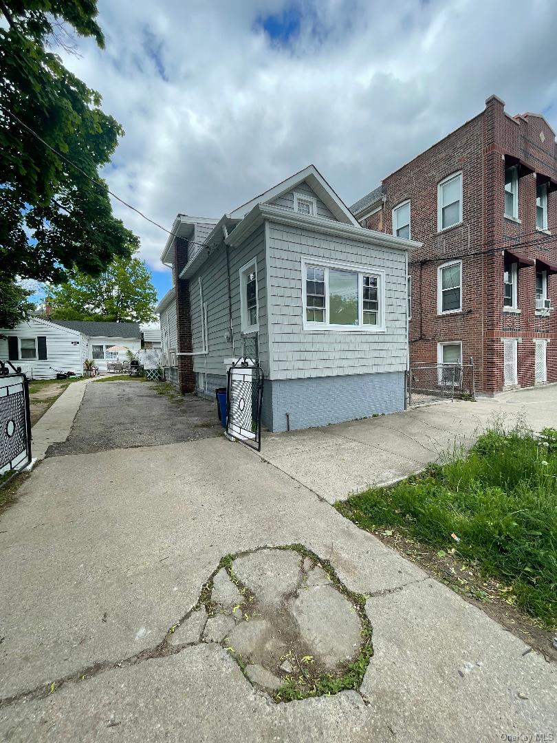 839 Clarence Avenue Property Photo 3