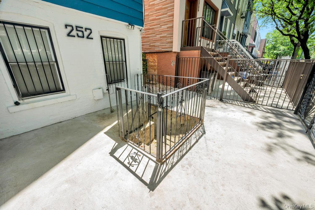 252 Woodbine Street Property Photo 3