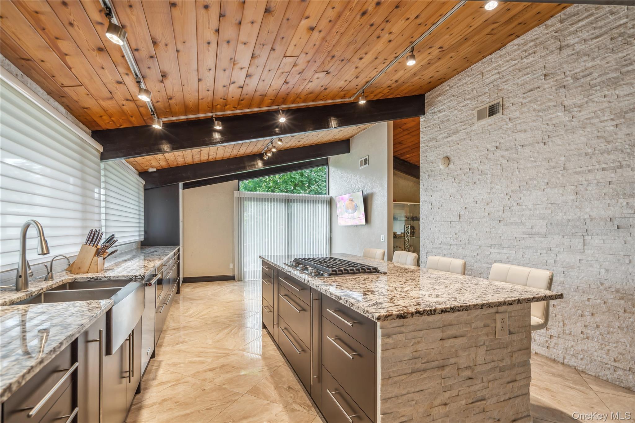 27 Parkway Drive Property Photo 6