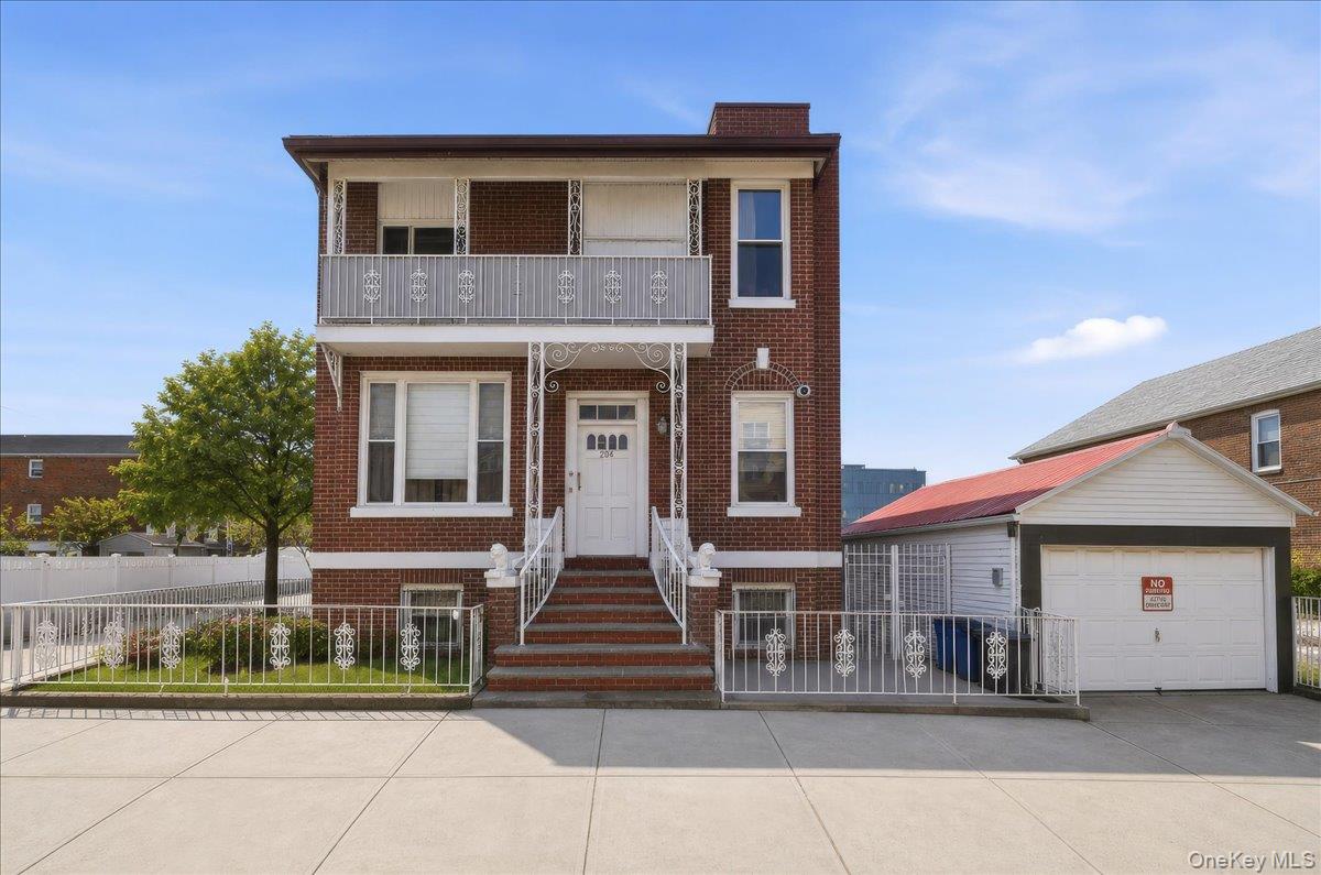 2041 Hobart Avenue Property Photo 1