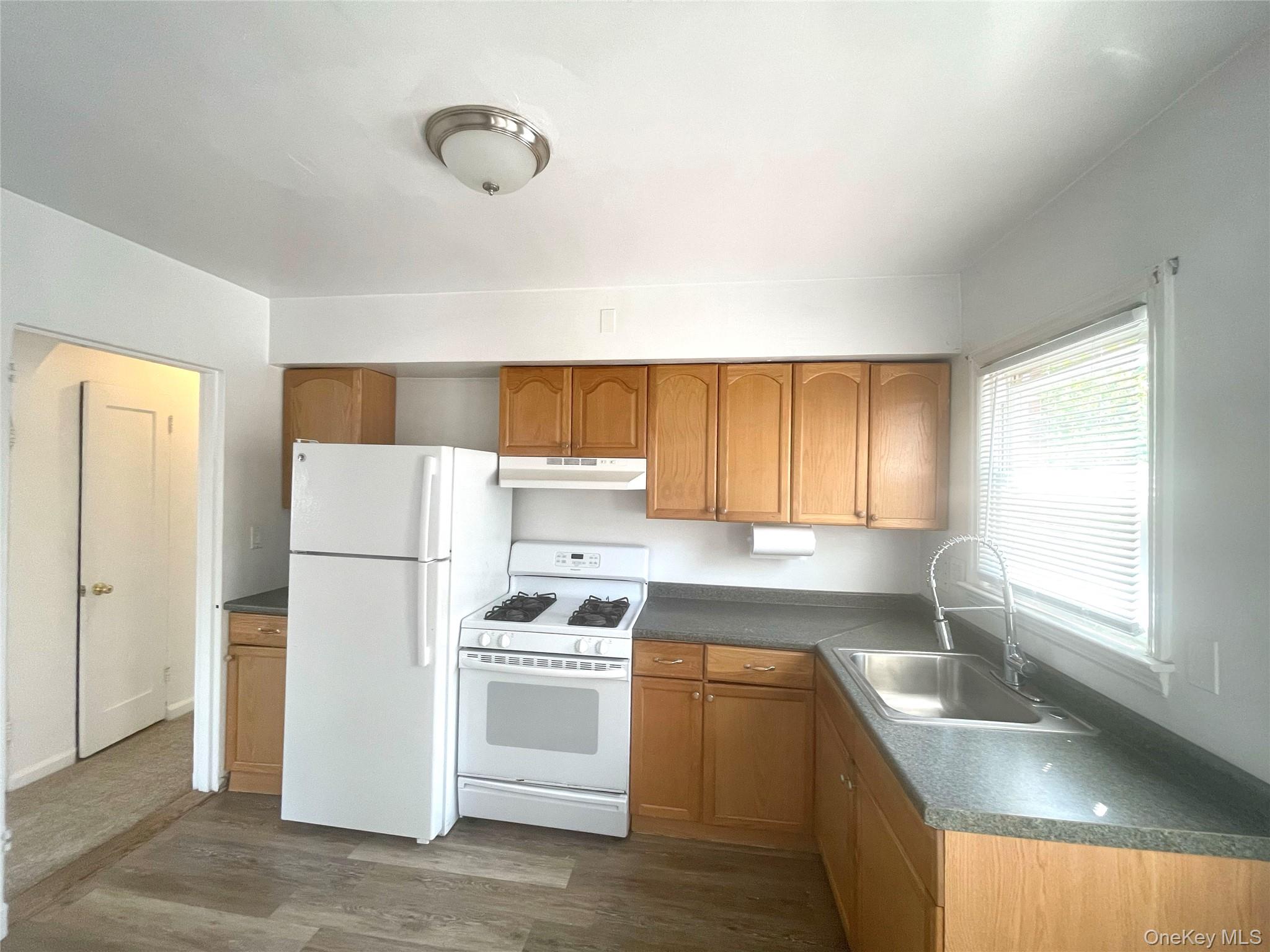 364 E Broadway Middle Property Photo 6