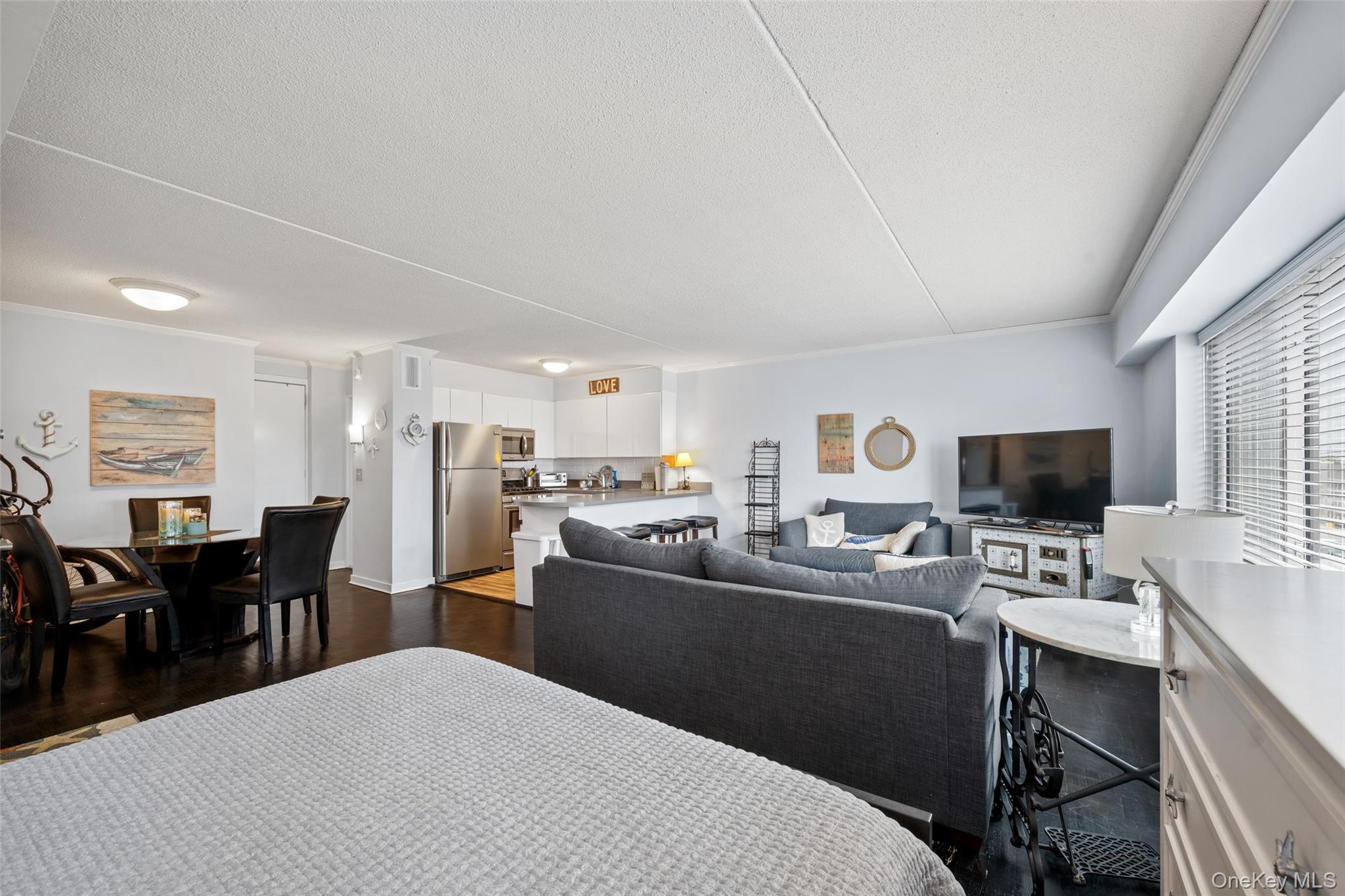 170 W Broadway 4i Property Photo 4