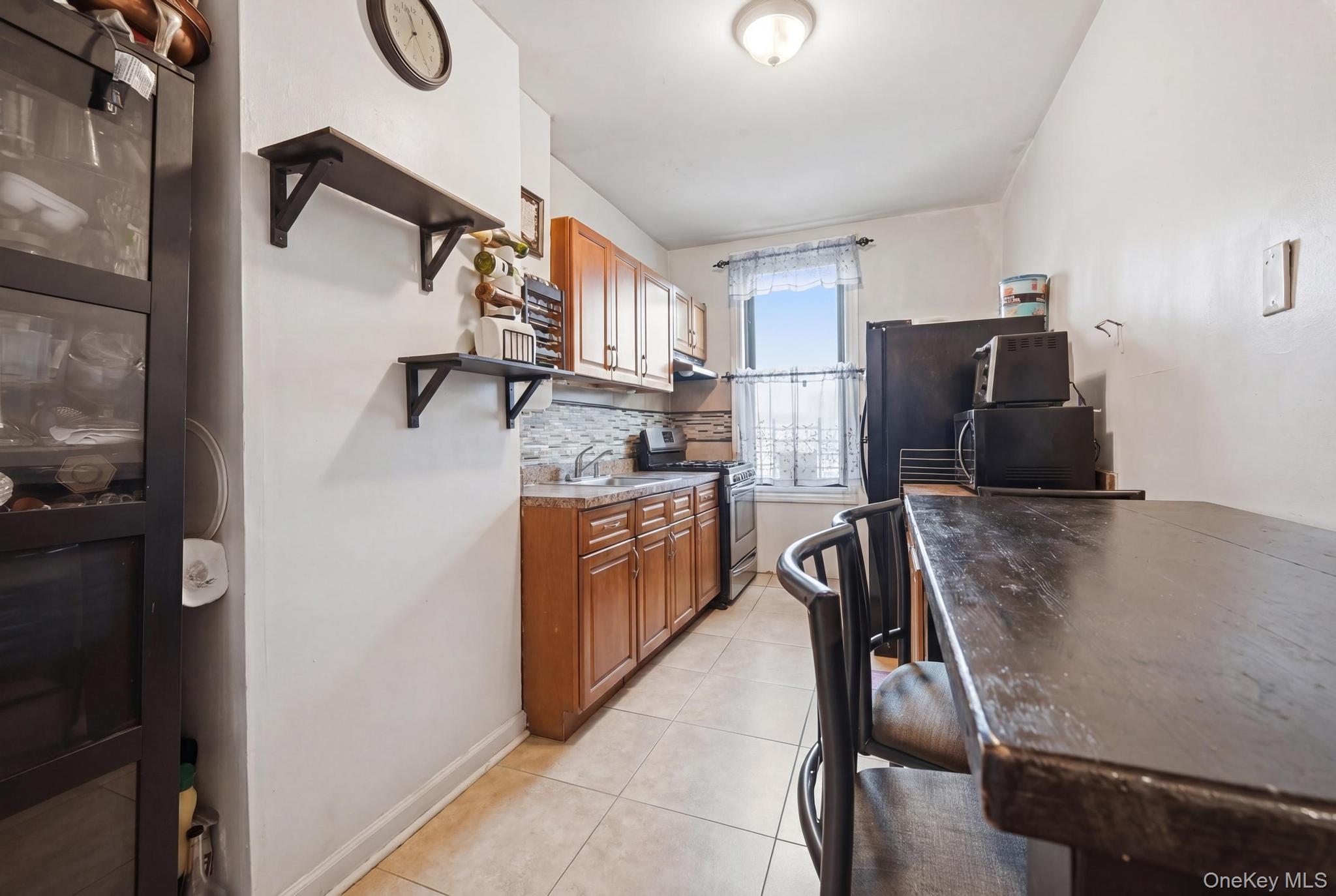 965 Glenmore Avenue Property Photo 11