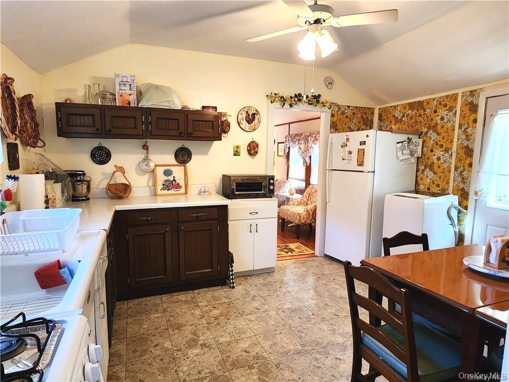 74 E Thompson Place Property Photo 2