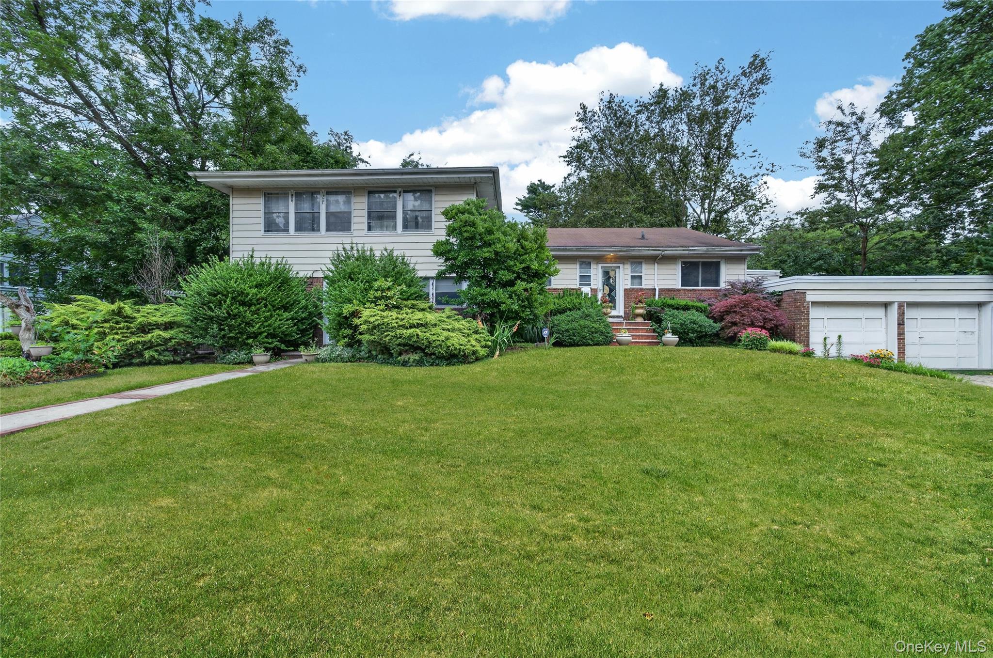 445 Nassau Boulevard Property Photo 1