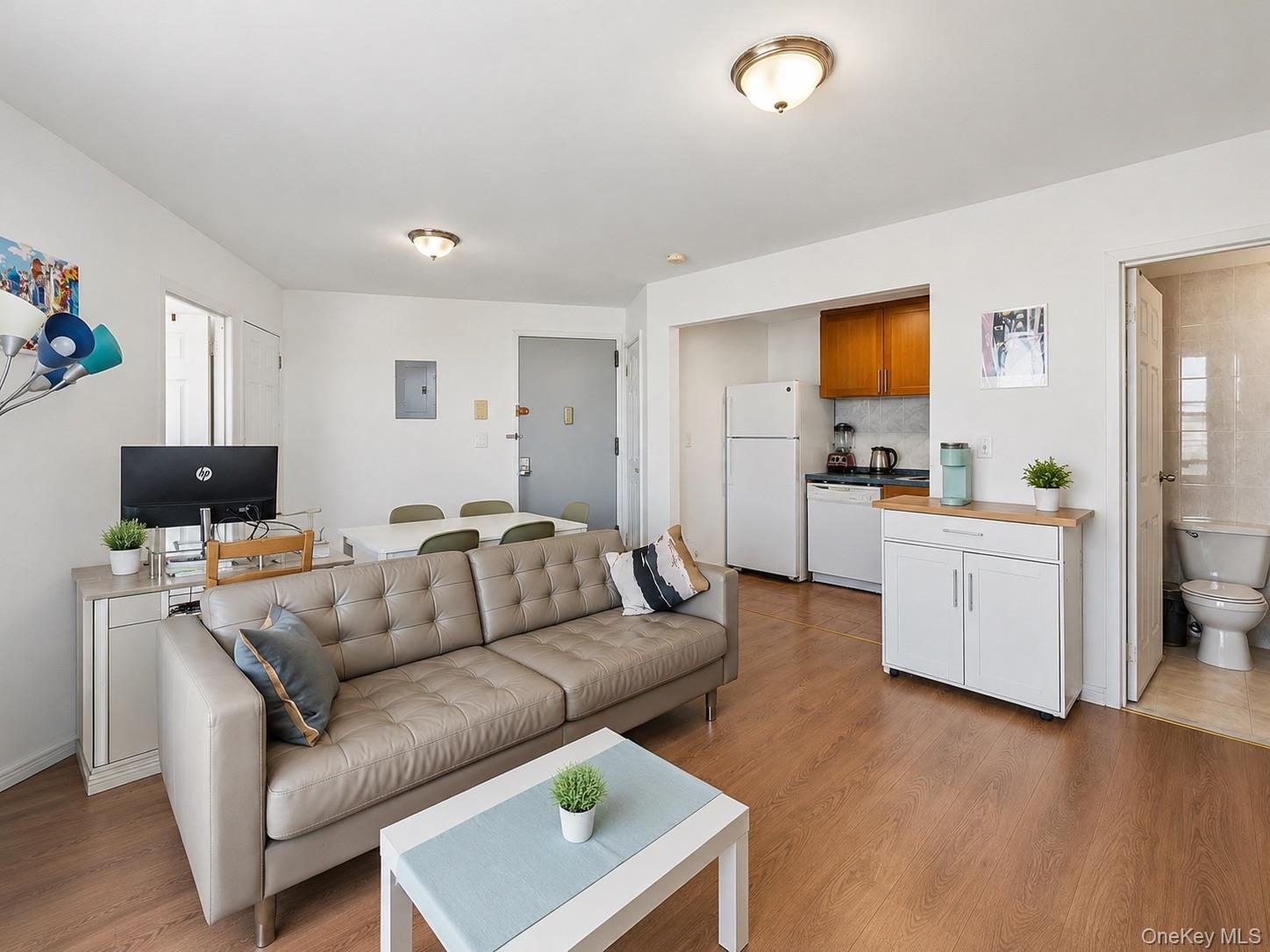 81-15 Queens Boulevard 7c Property Photo 2