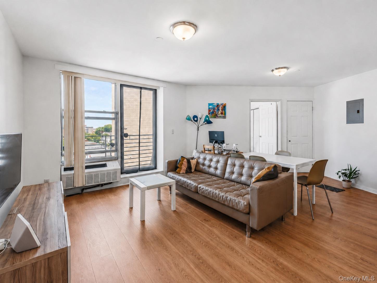 81-15 Queens Boulevard 7c Property Photo 3