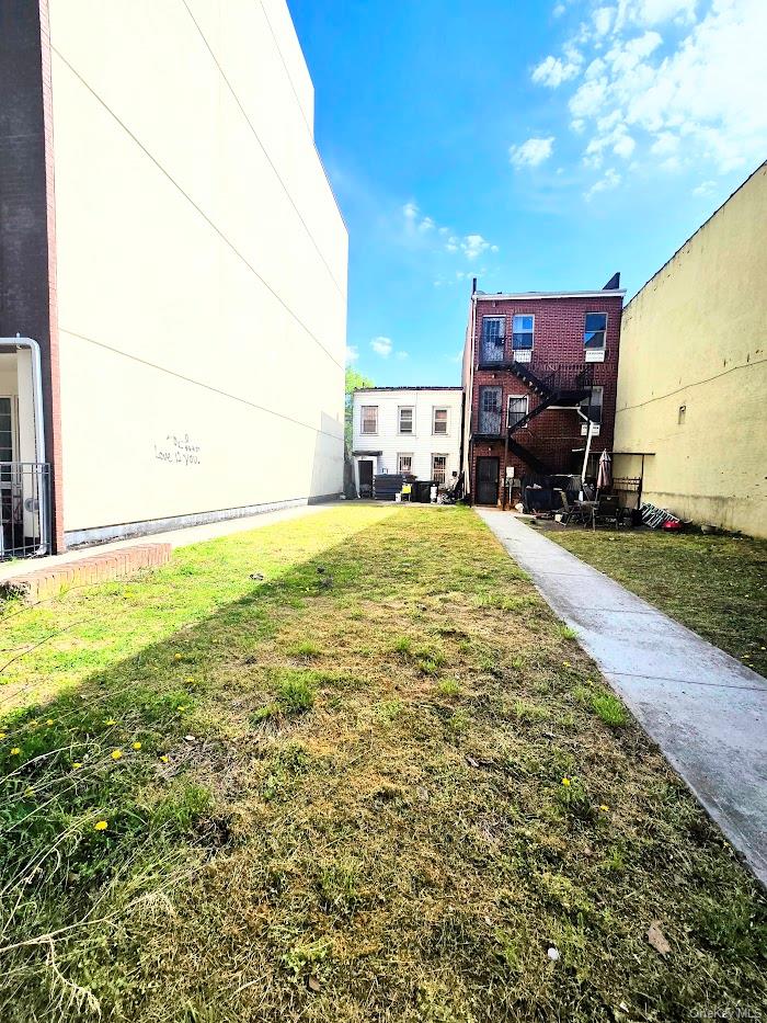 474 Hancock Street Property Photo 2
