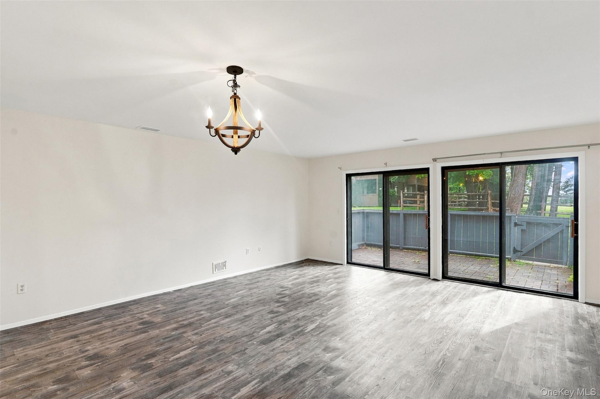 1905 Magnolia Walk Property Photo 12