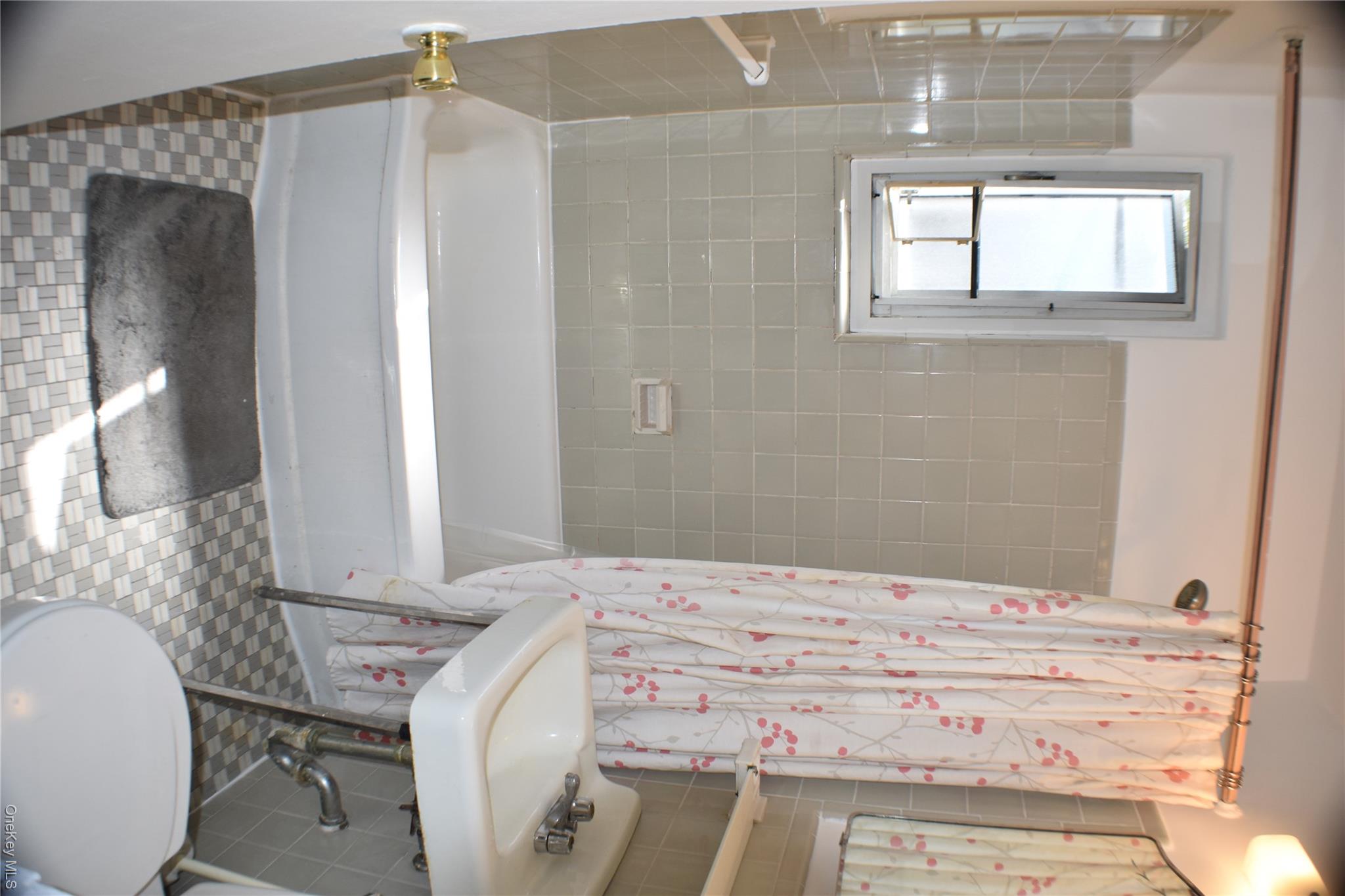 228-14 Stronghurst Avenue 3113, Lower Level Property Photo 18