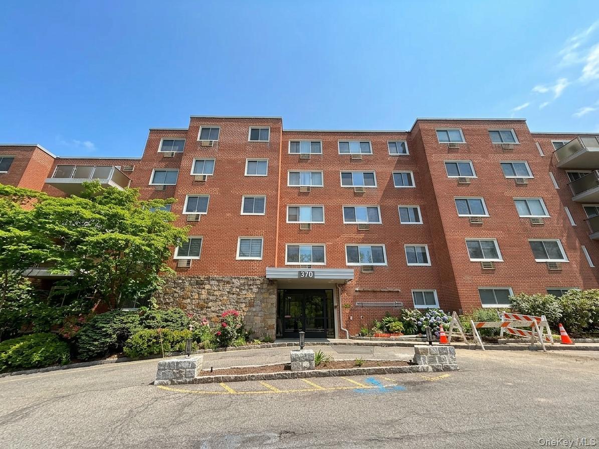 370 Central Park Avenue 4h Property Photo 1