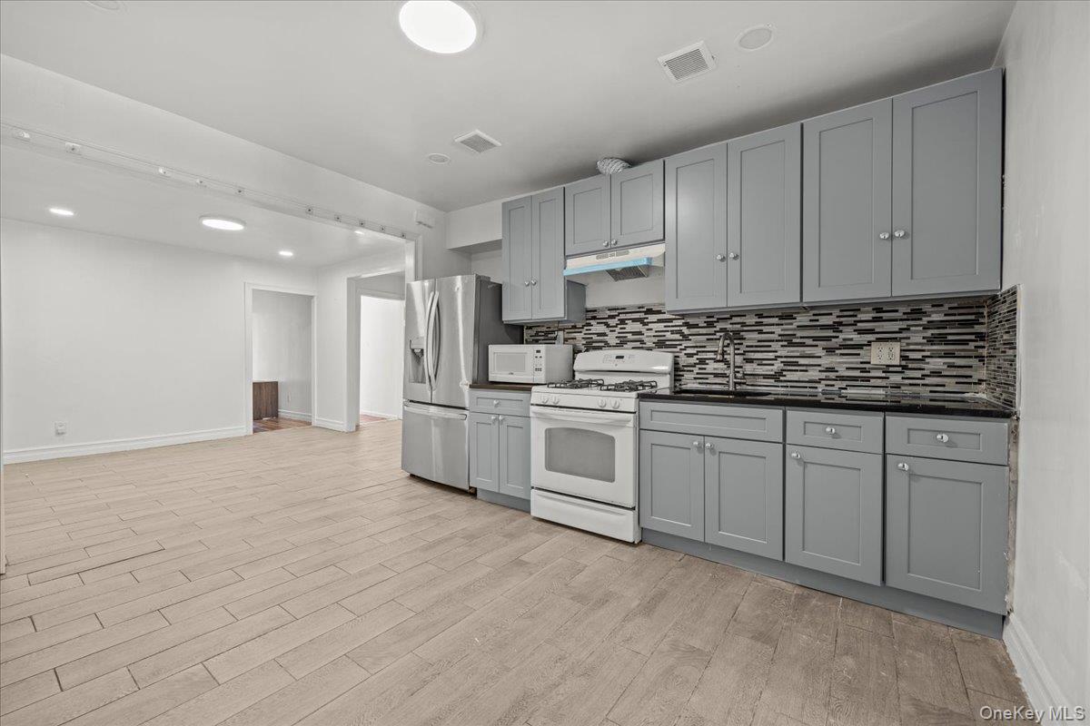 1311 Balcom Avenue Property Photo 7