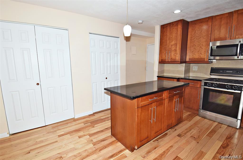 12-32 Diane Place 204 L Property Photo 6