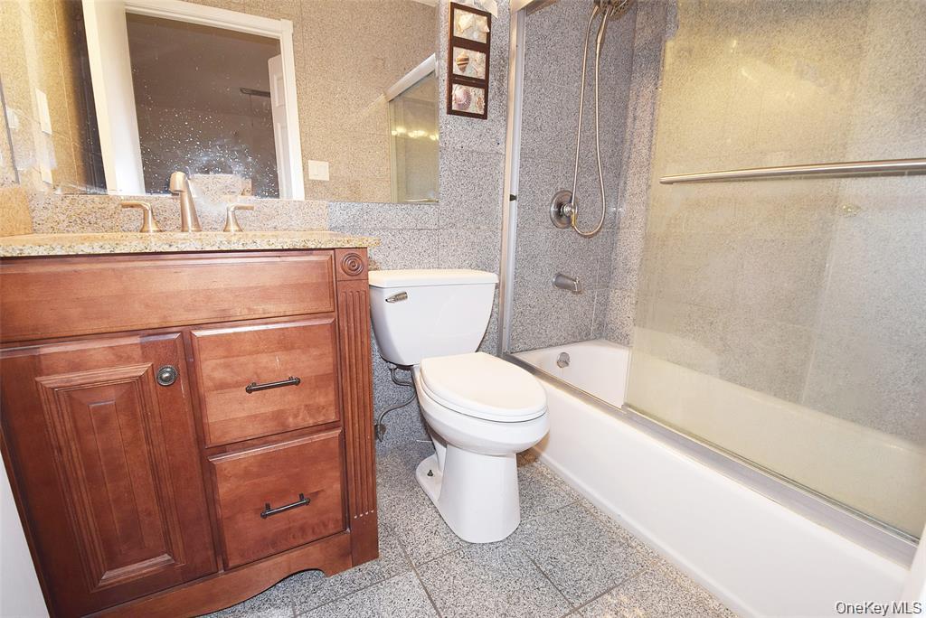 12-32 Diane Place 204 L Property Photo 8