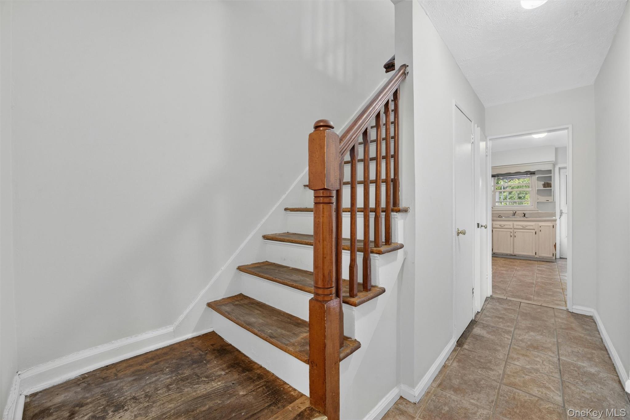 1124 E 213th Street Property Photo 4
