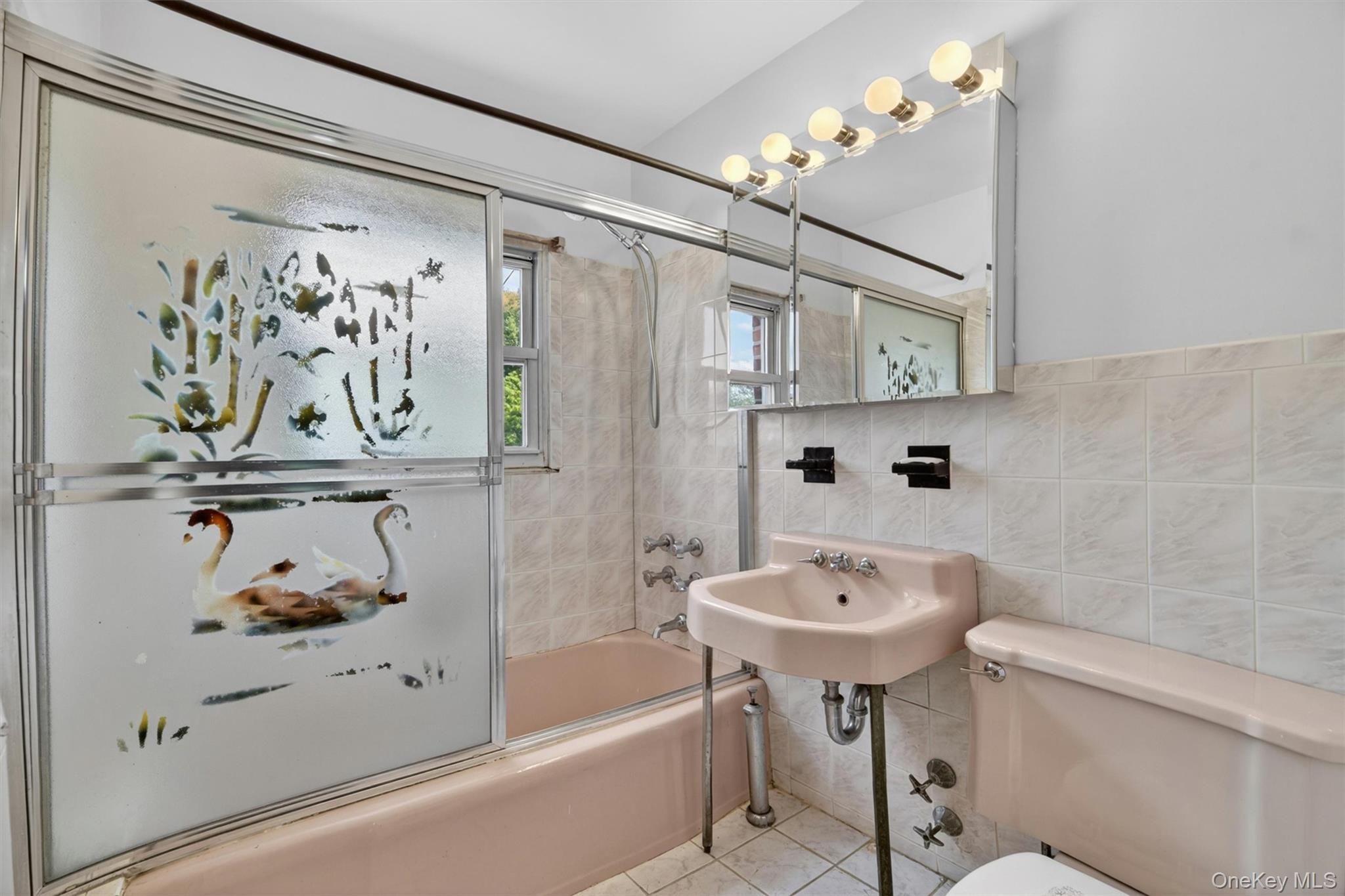 1124 E 213th Street Property Photo 18