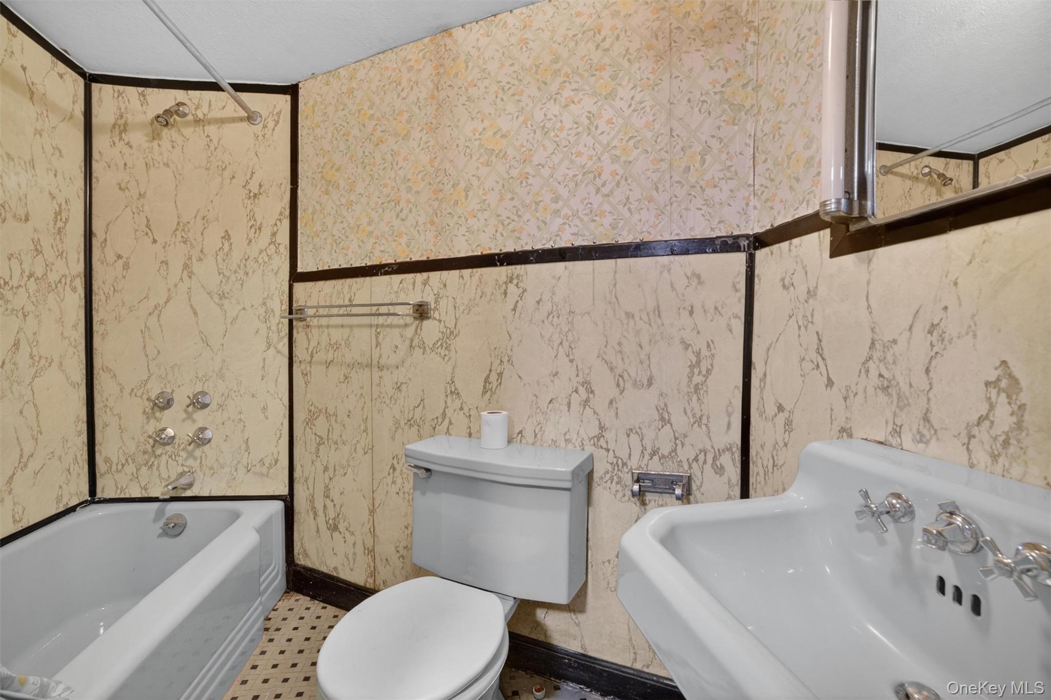 1124 E 213th Street Property Photo 22