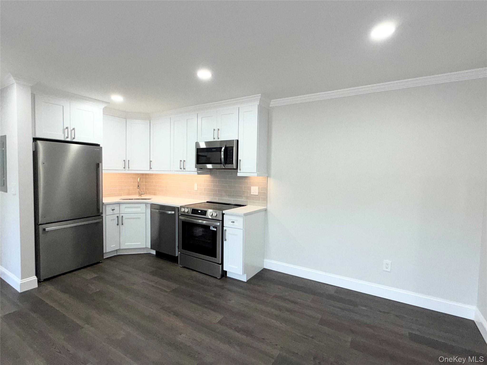 100 Connetquot Avenue 10 Property Photo 4