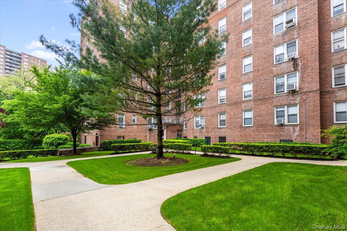 5650 Netherland Avenue 2e Property Photo 3