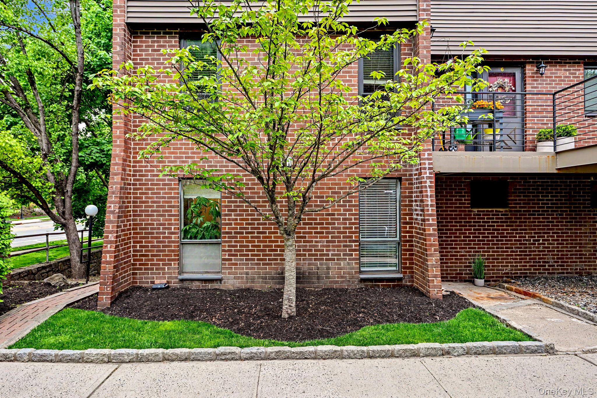 492 N Broadway 1 Property Photo 3