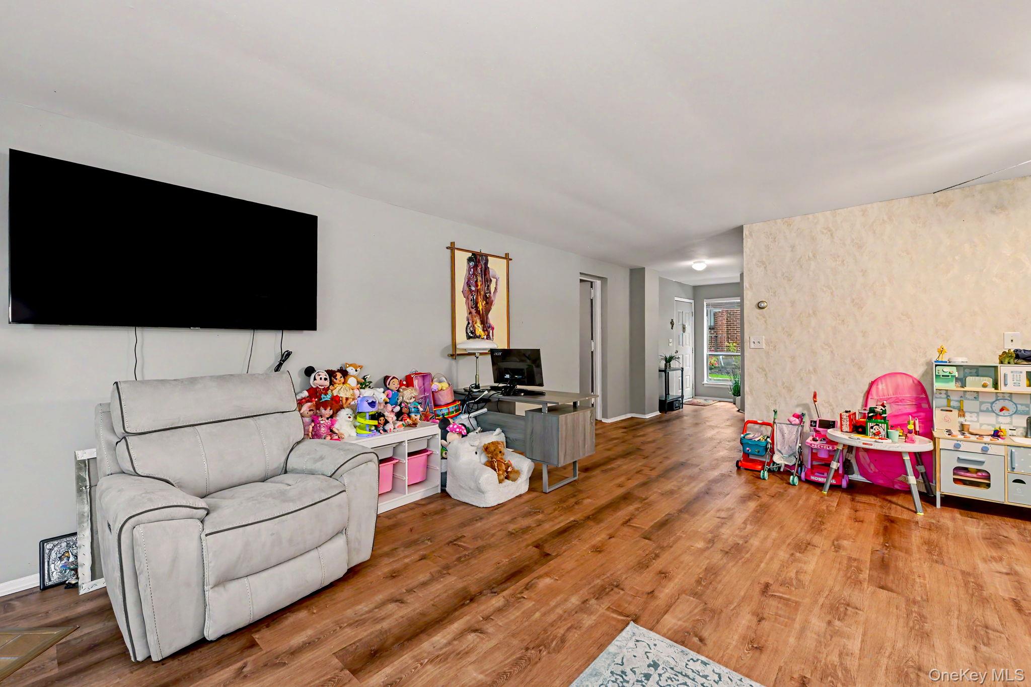 492 N Broadway 1 Property Photo 17