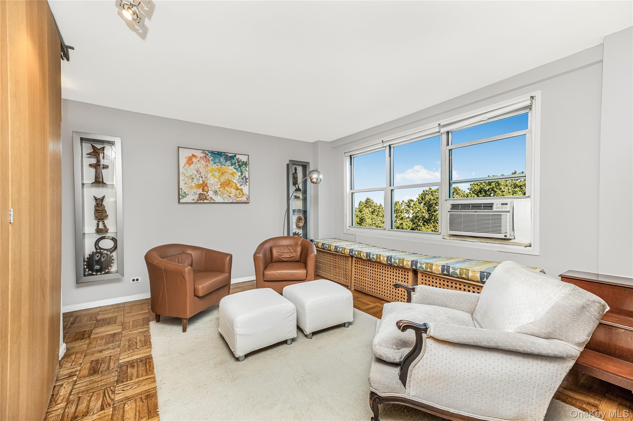 3935 Blackstone Avenue 4K Property Photo 1