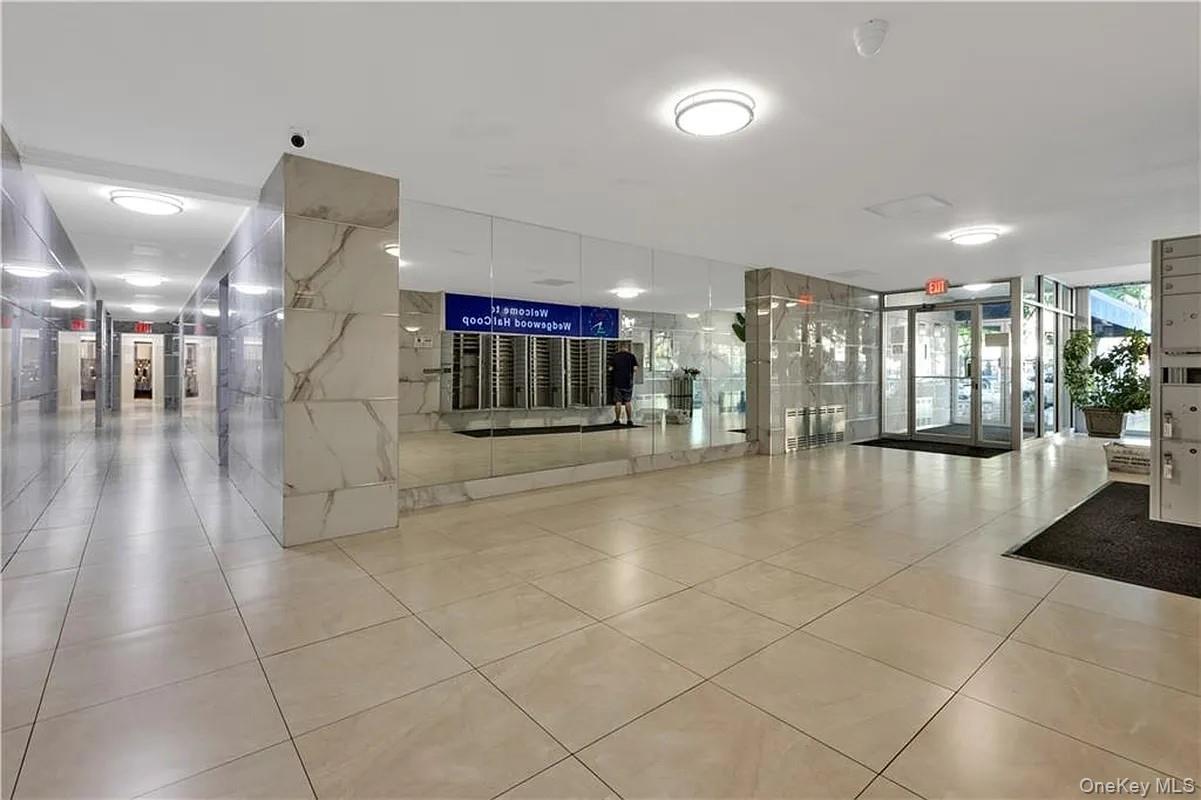 2580 Ocean Parkway 2k Property Photo 2