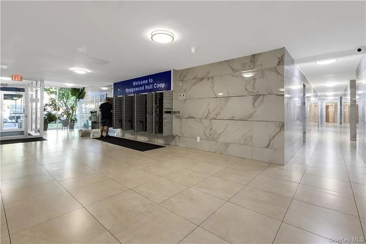 2580 Ocean Parkway 2k Property Photo 3