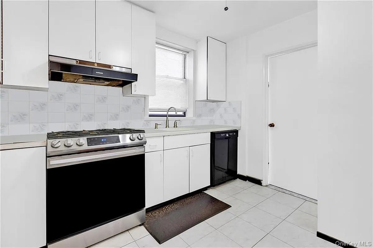 2580 Ocean Parkway 2k Property Photo 11