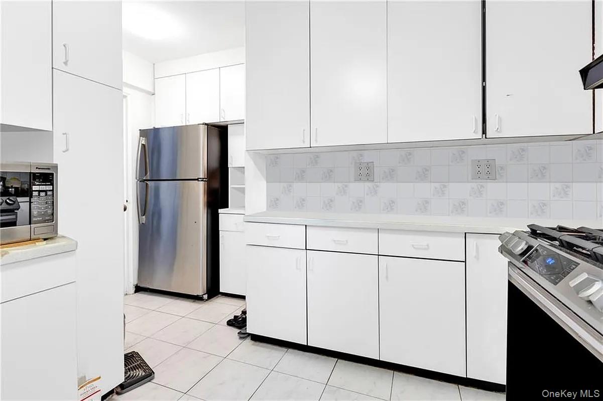 2580 Ocean Parkway 2k Property Photo 12