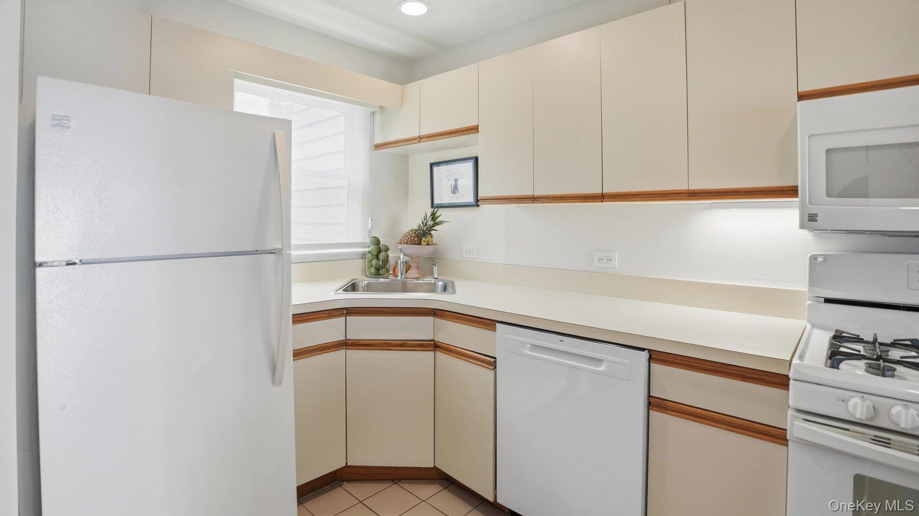 49 Canoe Place Road 416 Property Photo 16