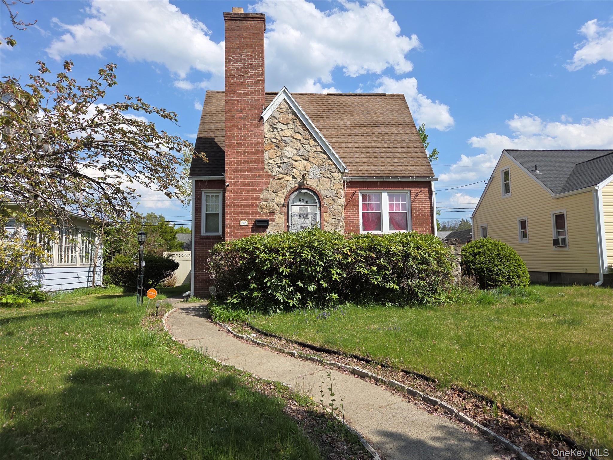 208 S Grand Avenue Property Photo 2