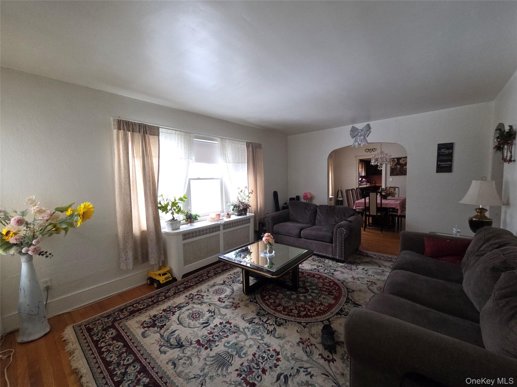 208 S Grand Avenue Property Photo 4