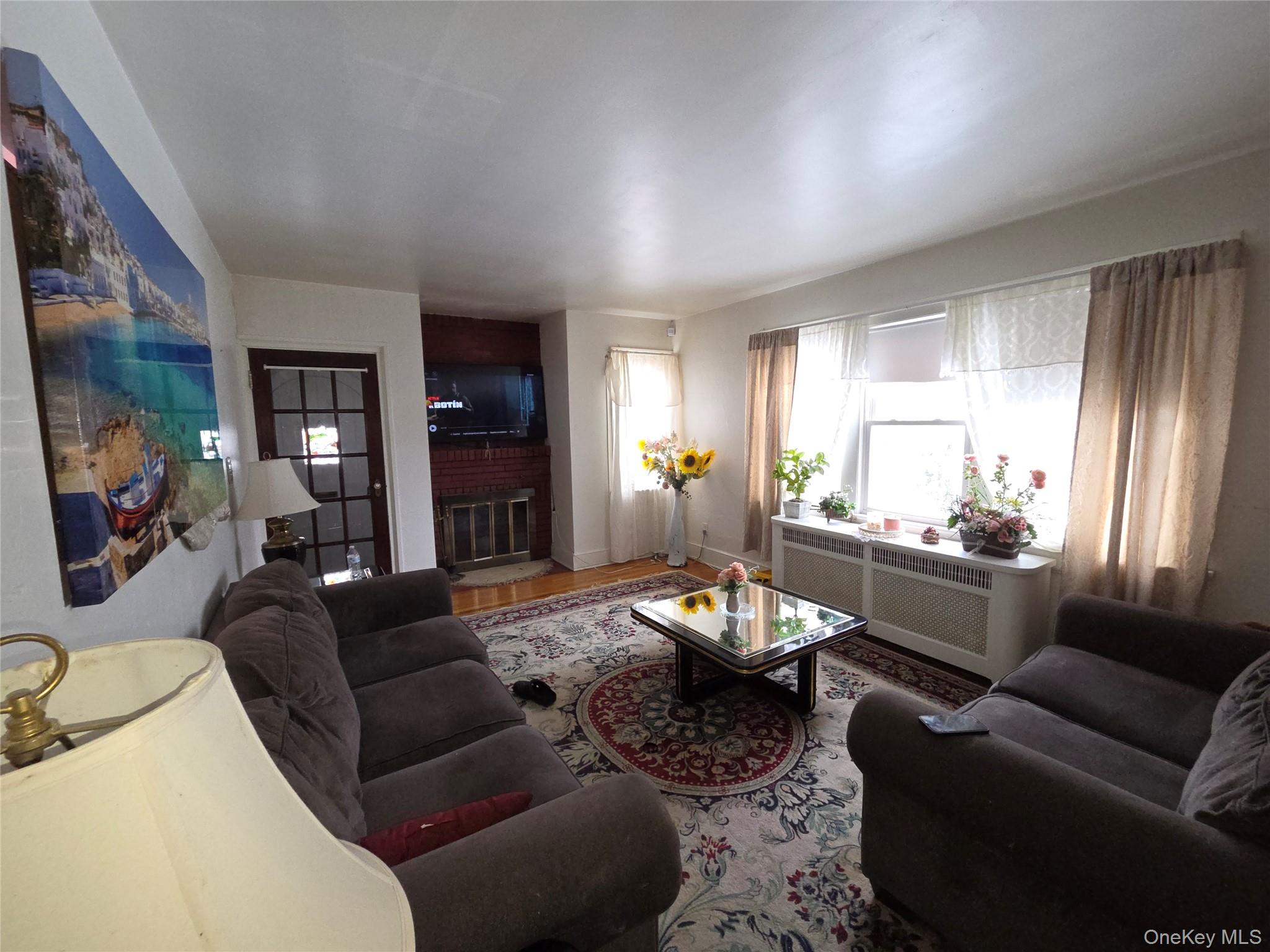 208 S Grand Avenue Property Photo 6
