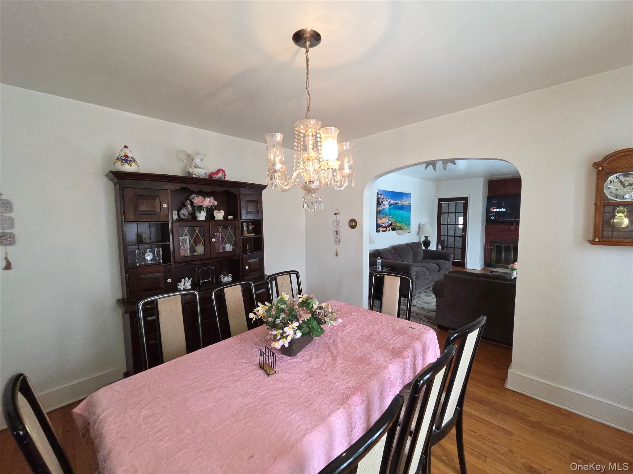 208 S Grand Avenue Property Photo 8