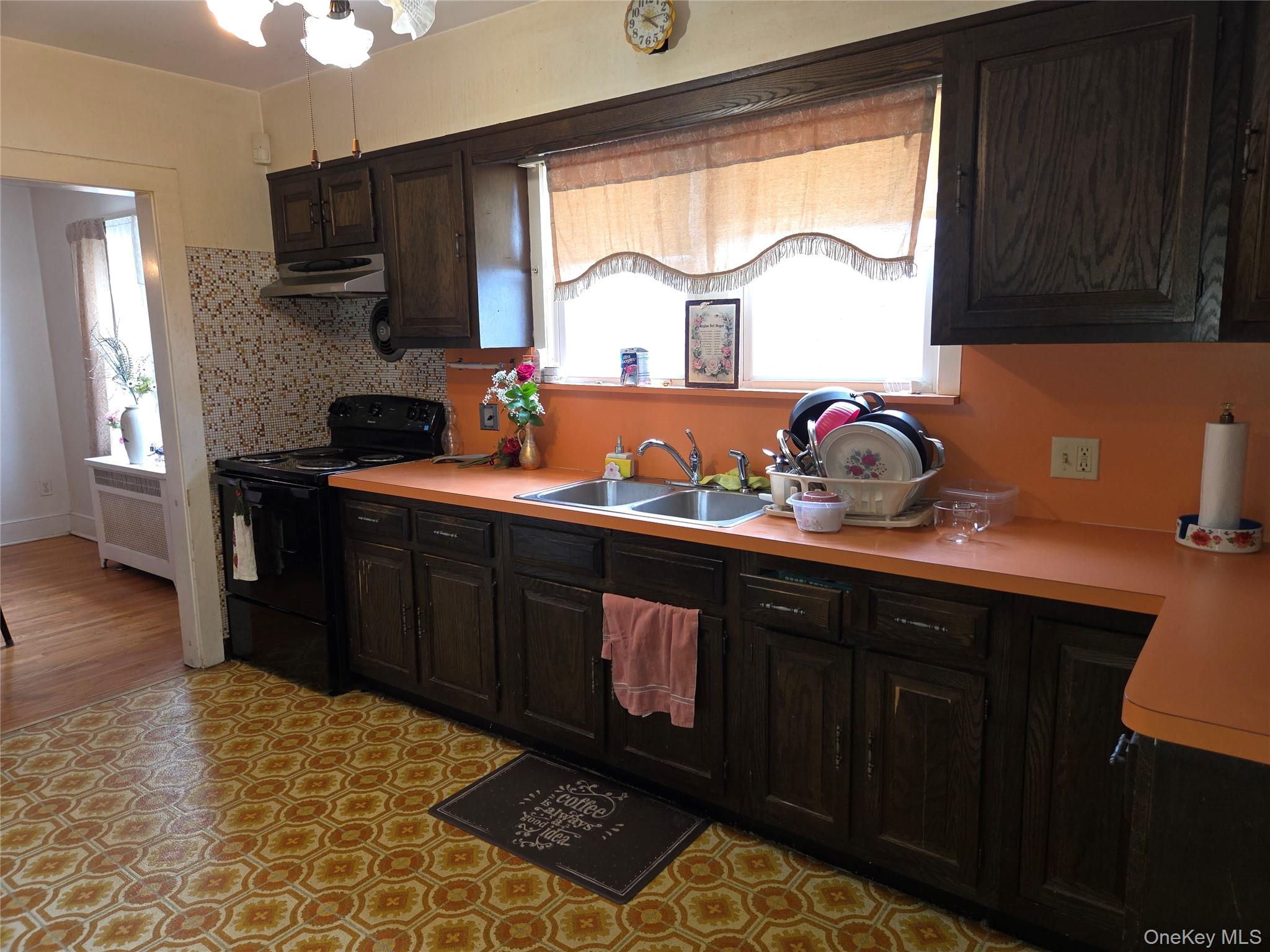208 S Grand Avenue Property Photo 11