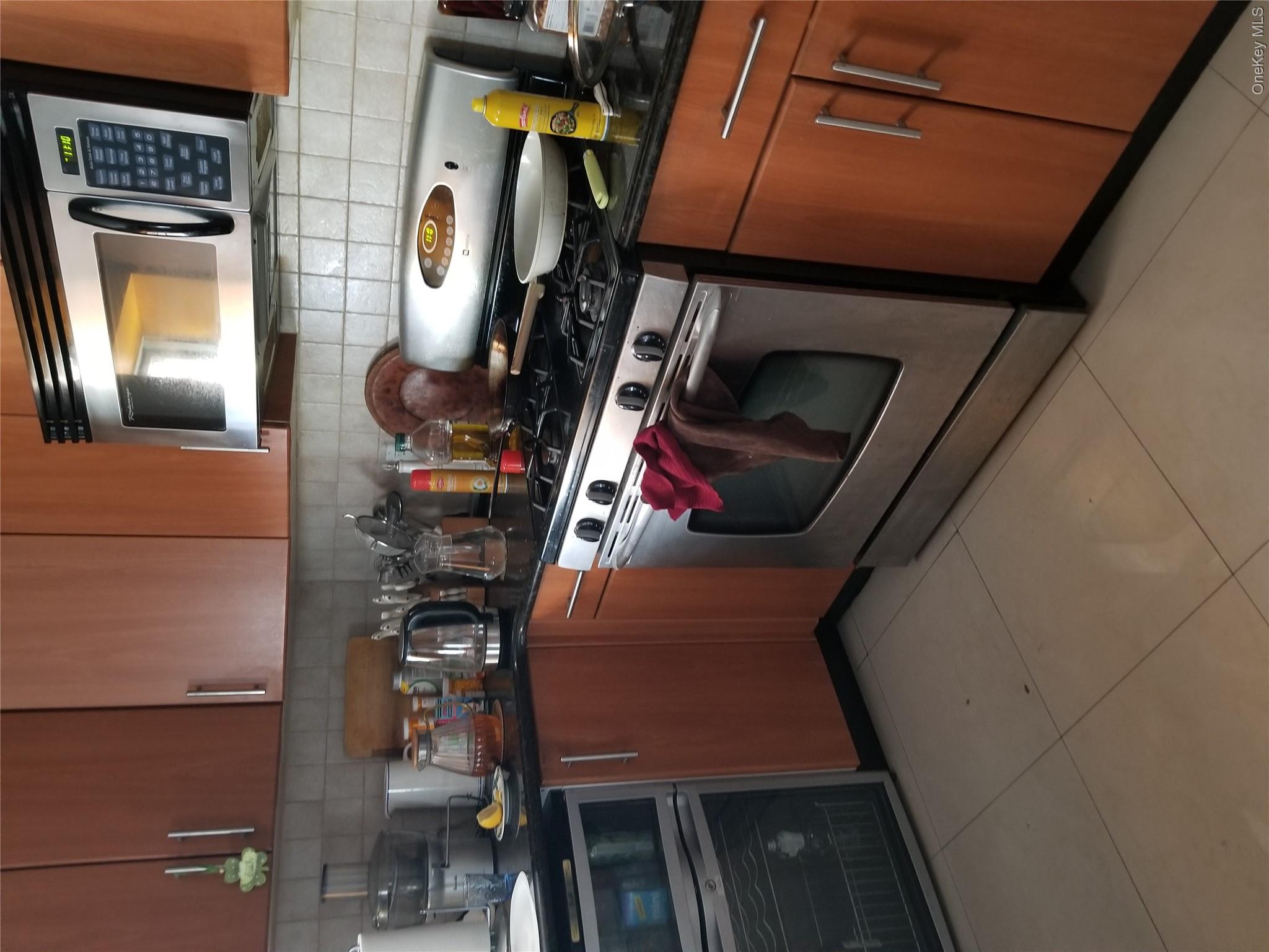 2012 Jerome Avenue 1a Property Photo 2
