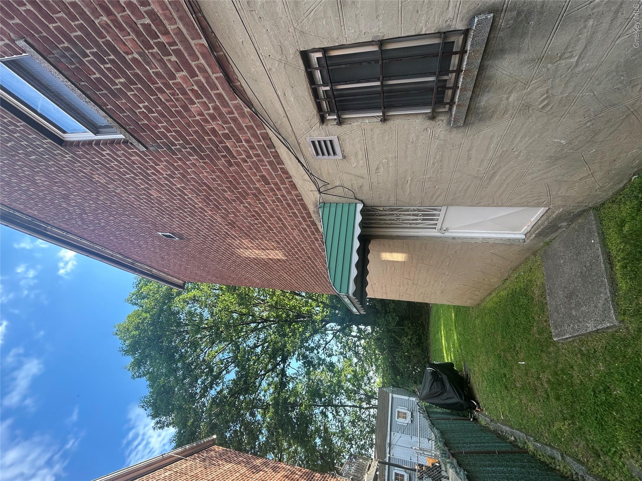 914 E 211th Street Property Photo 3